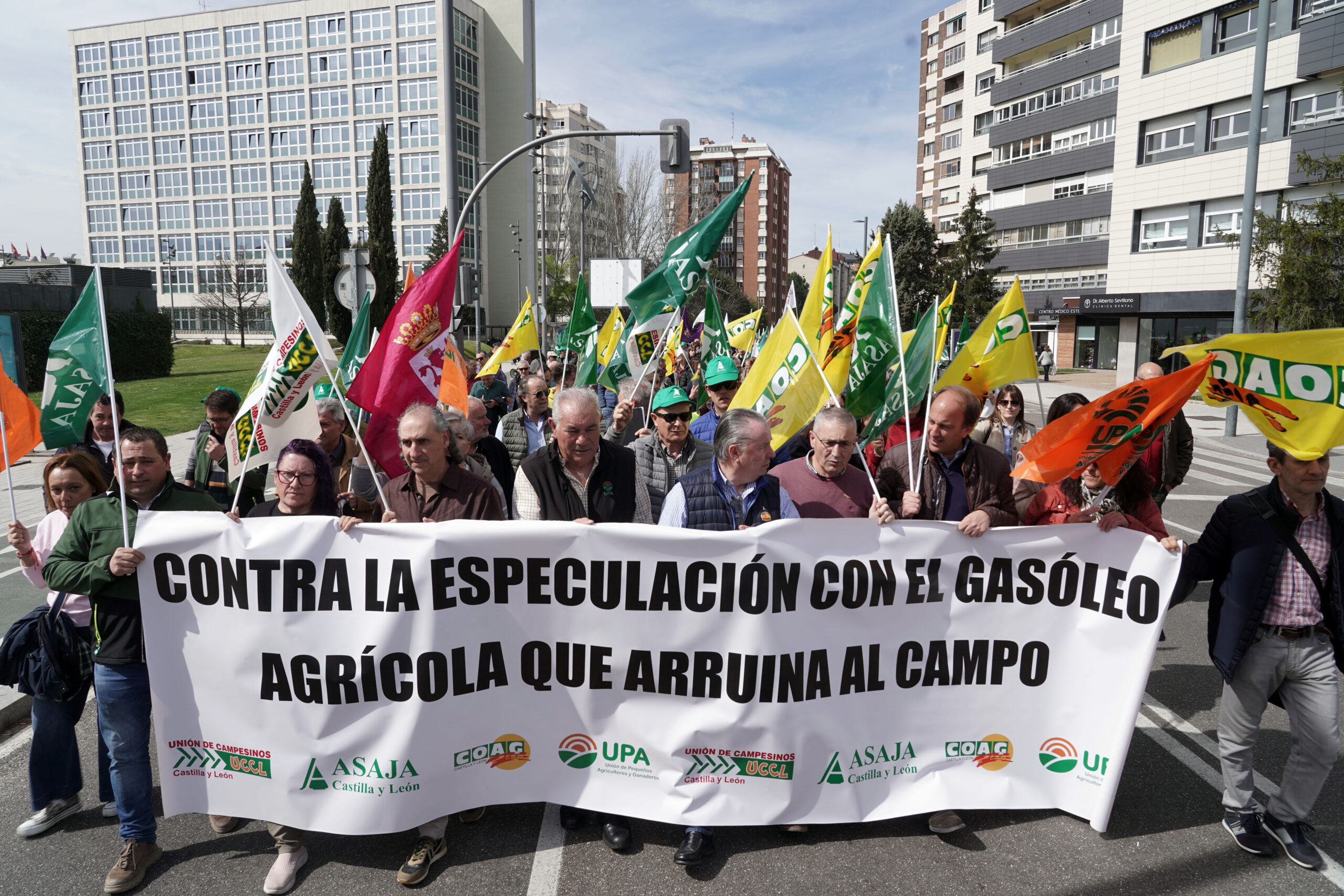 Las OPAS denuncian la «subida injustificada» de productos «ya comprados antes de la guerra»
