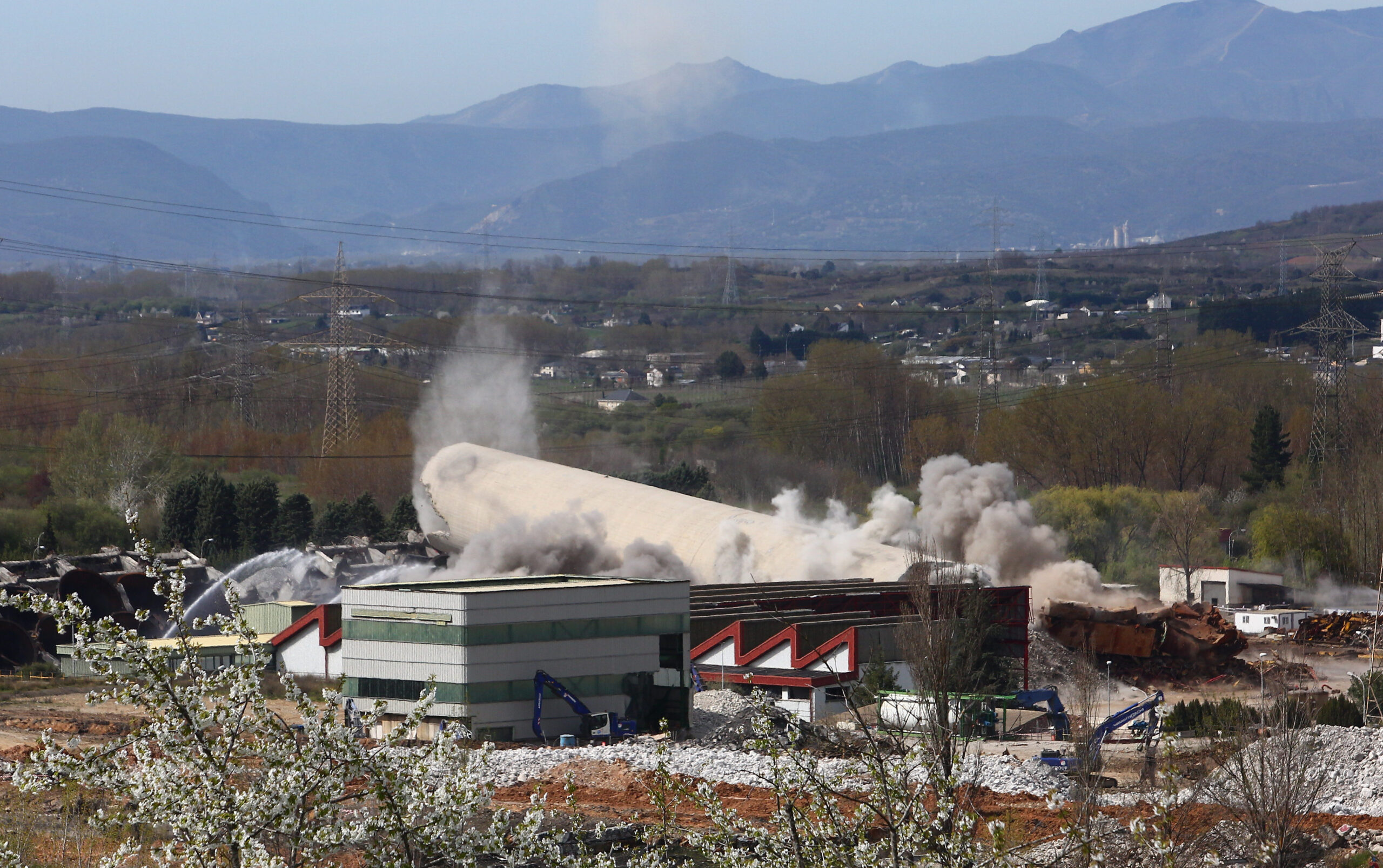 Endesa vuelve a la carga y concluye la demolición de la central térmica Compostilla II