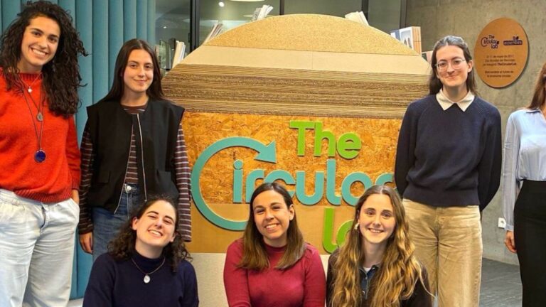 'Todo encaja, aplasta tu caja', la iniciativa de Ecoembes para aprovechar mejor el contenedor azul