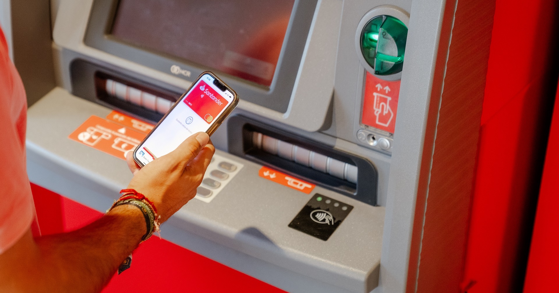 Santander lanza una nueva estrategia para jóvenes con una oferta mejorada en viajes e inversión