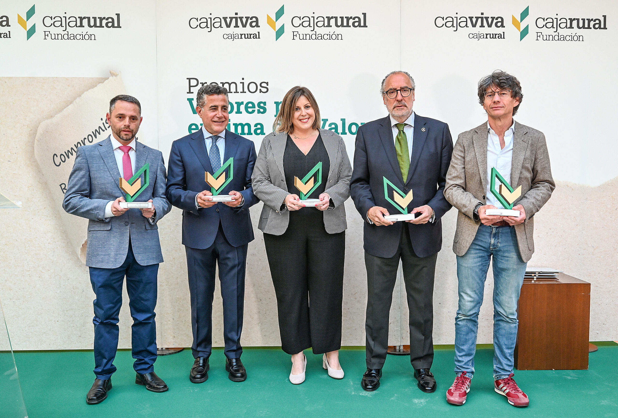 AECC, Aransbur, Asociación de Libreros y Komtes recogen los Premios Valores de Cajaviva-Caja Rural Burgos