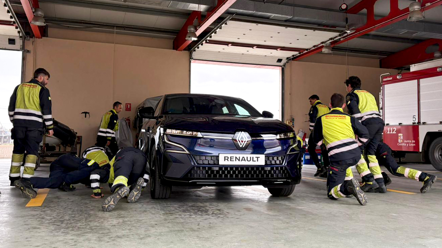 Bomberos de Diputación Valladolid se forman en intervenciones en nuevos vehículos en el concesionario Renault