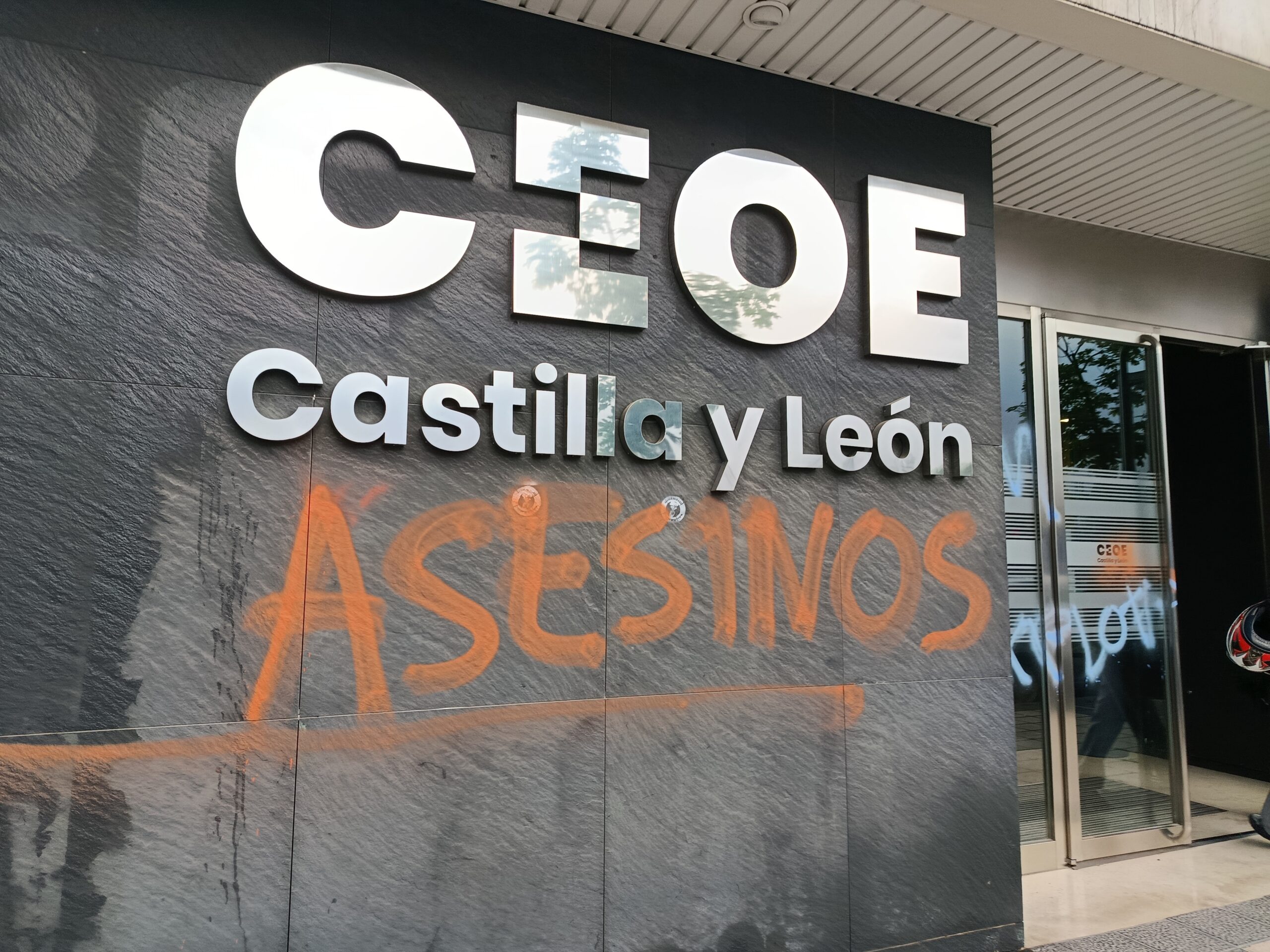 Víspera del 1 de Mayo con pintadas en la sede de CEOE Castilla y León