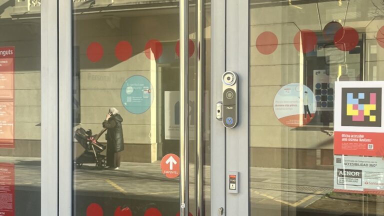 Santander implanta NaviLens en 460 de sus oficinas