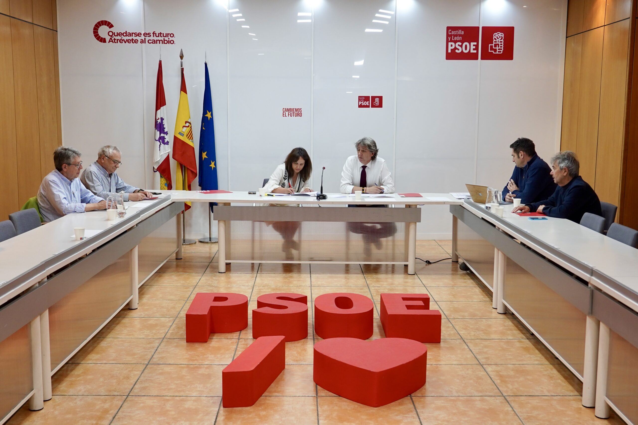Martínez expresa «apoyo» directo a Zapatero y dice que anticipar elecciones es «pegarse un tiro en la rodilla»
