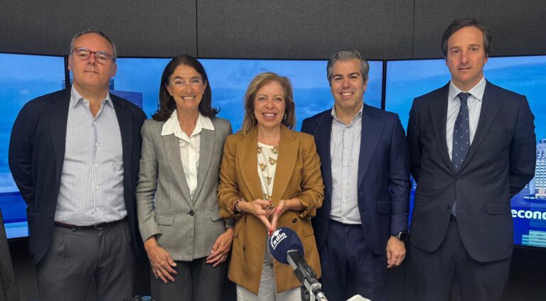 De izquierda a derecha Luis de Blas, Gestor de Valentum, Arancha Gómez Álvarez, socia y directora Comercial y de Marketing de Olea Gestión, Carlos González Ramos, Director de Relación con Inversores de Cobas AM, y Javier Sáenz de Cenzano, socio de Azvalor y gestor del fondo de Managers.