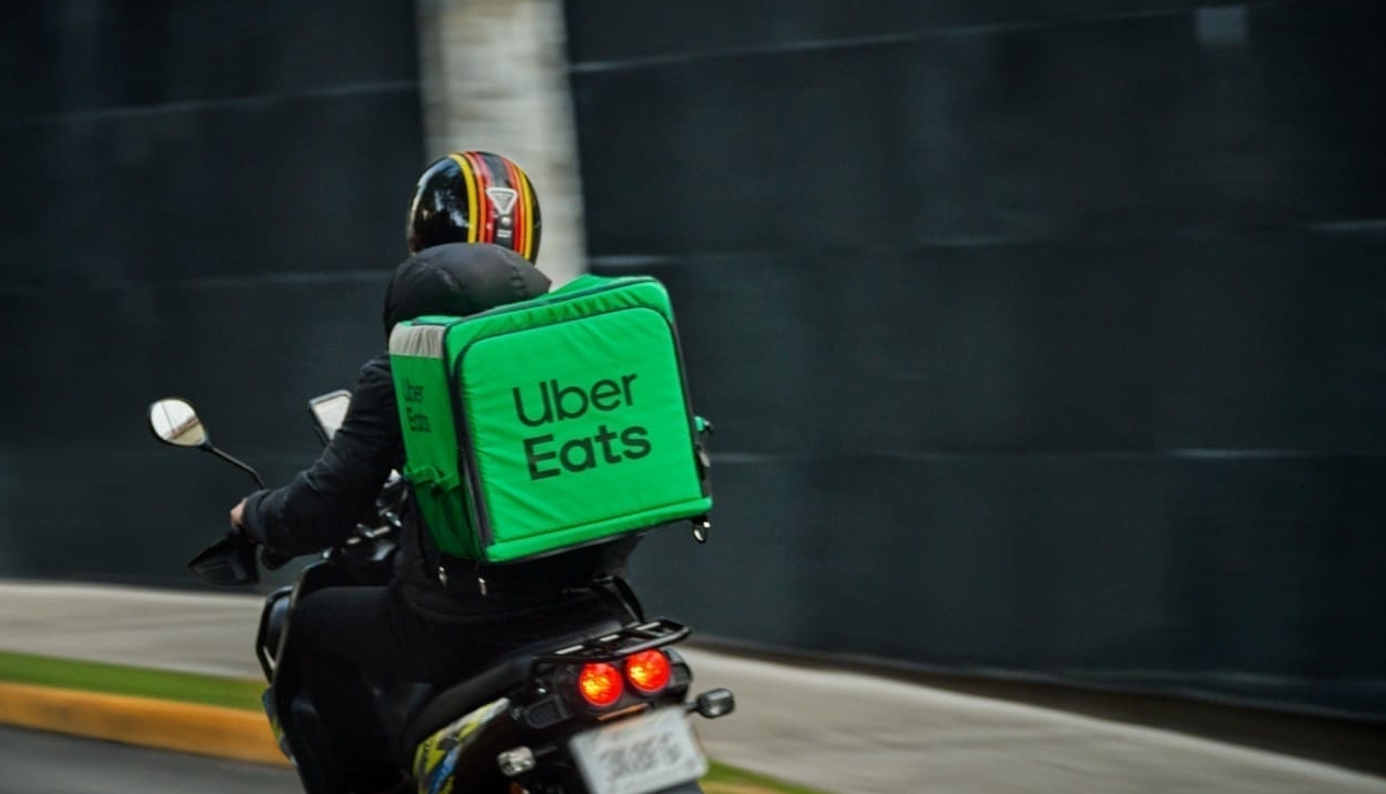 Todos los repartidores de Uber Eats serán personal contratado a partir del 30 de noviembre